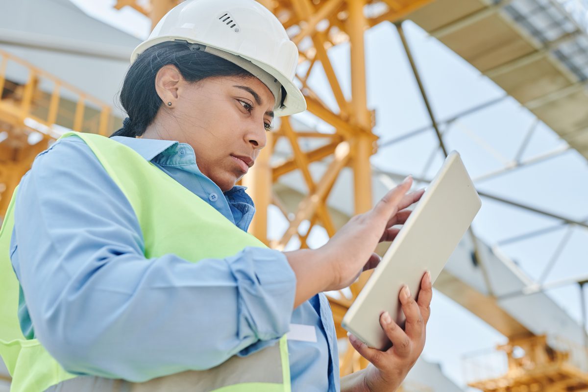 Supervisora de logística revisando la operación con una tablet.