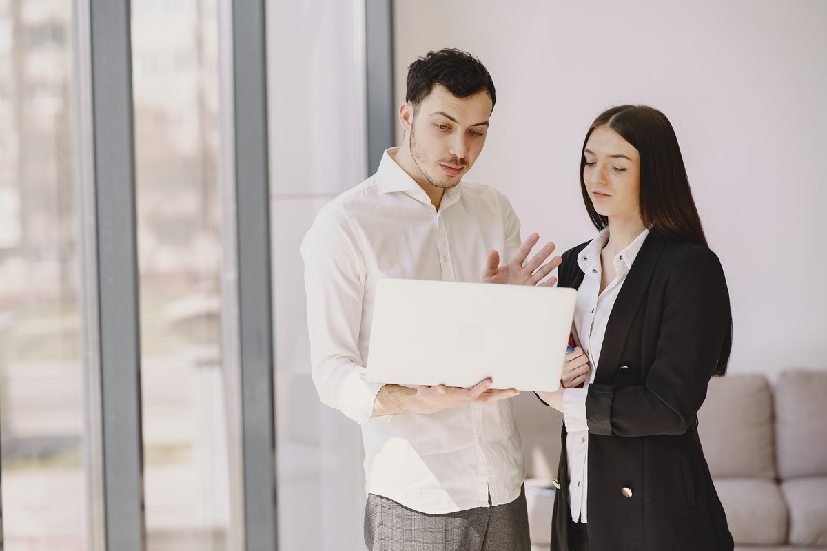 Equipo de una empresa revisando su sitio en la oficina.