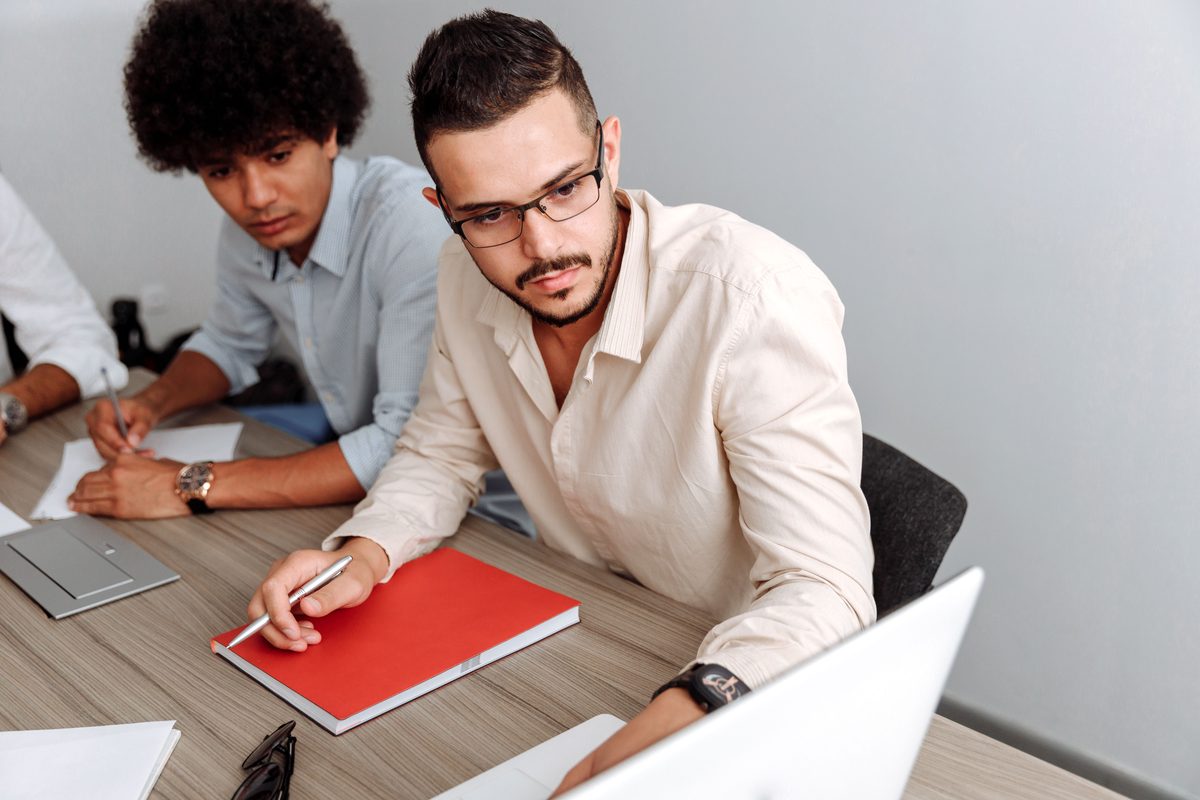 Equipo de una empresa revisando su sitio en la oficina.