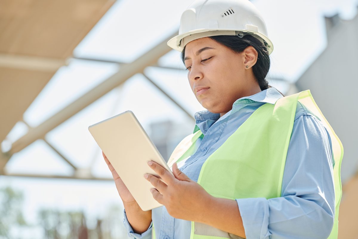 Supervisora revisando la operación con una tablet en la planta.