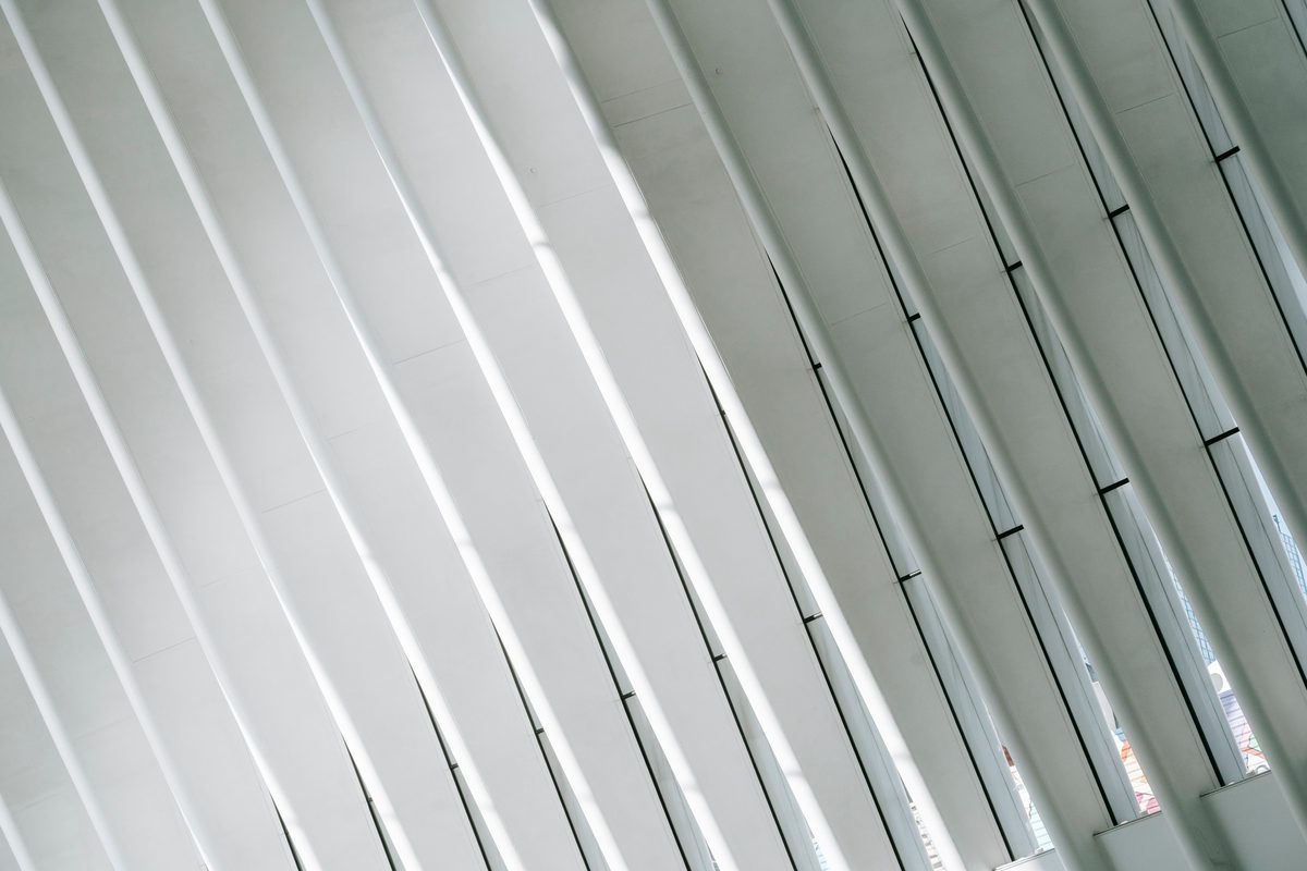 Textura arquitectónica de oficina con luz natural.