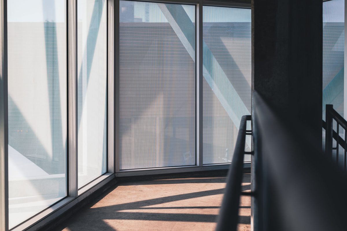 Textura de fachada de vidrio con luz de día.